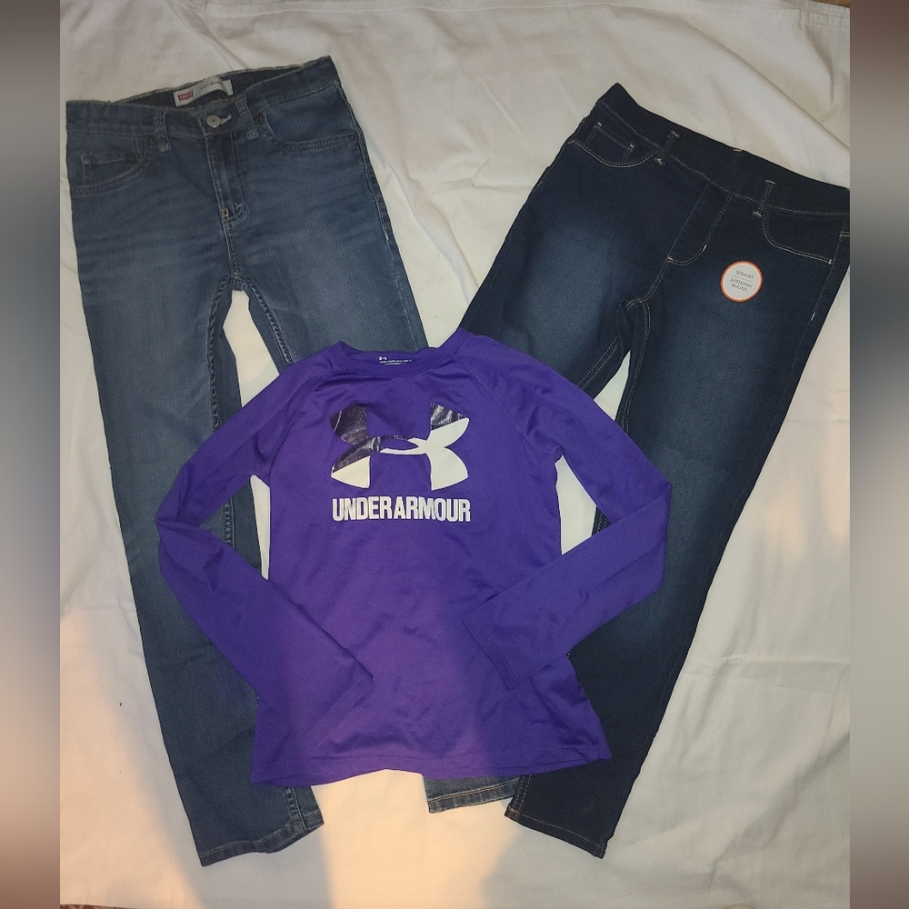 Levi jeans and under armour shirt size 10/12